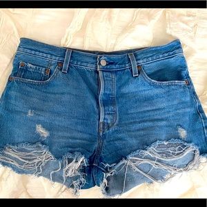 Levi’s 501 high waisted shorts ADORABLE!!